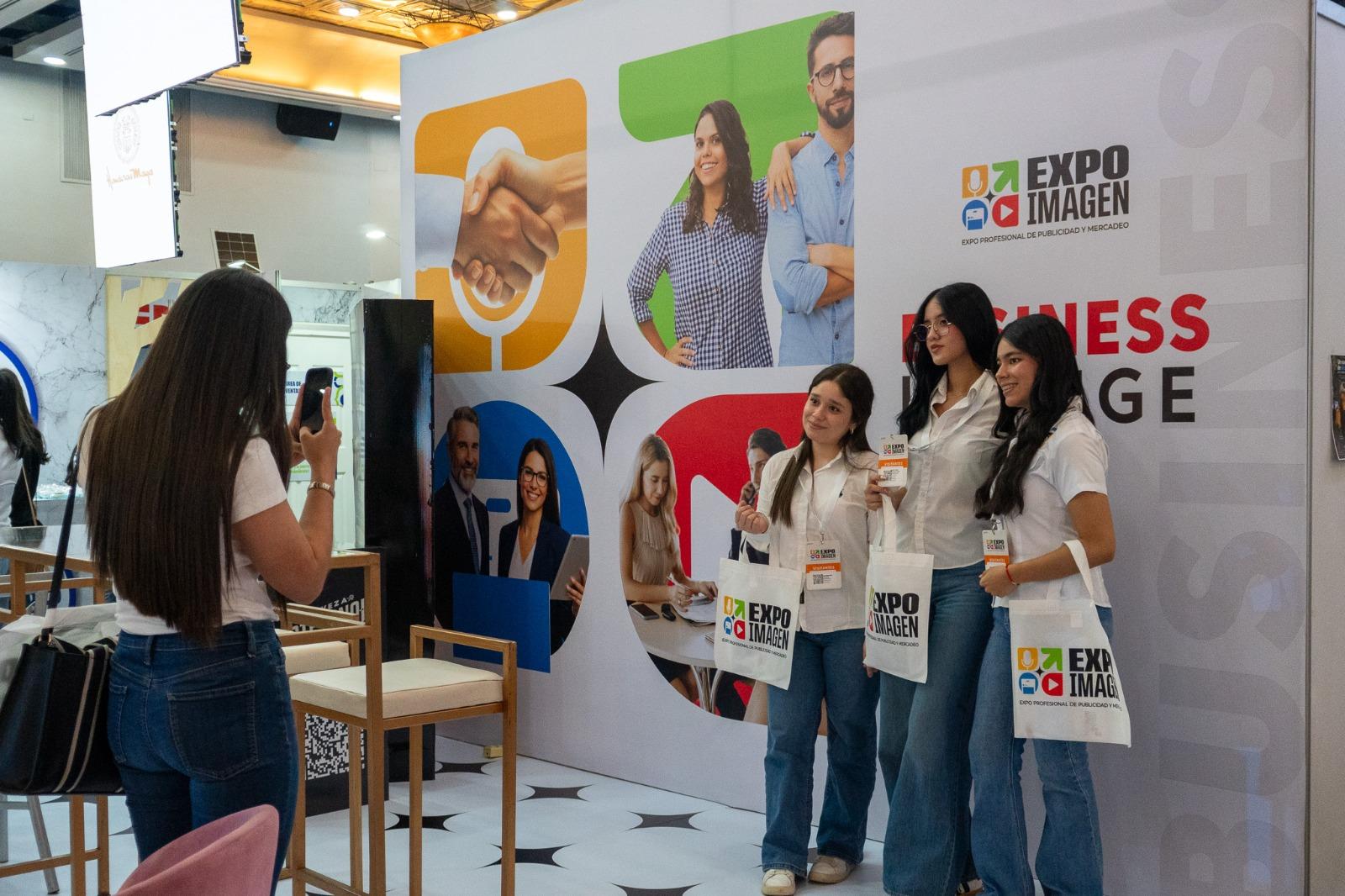 Asistentes y marcas en el photocall oficial de Expo Imagen 2026
