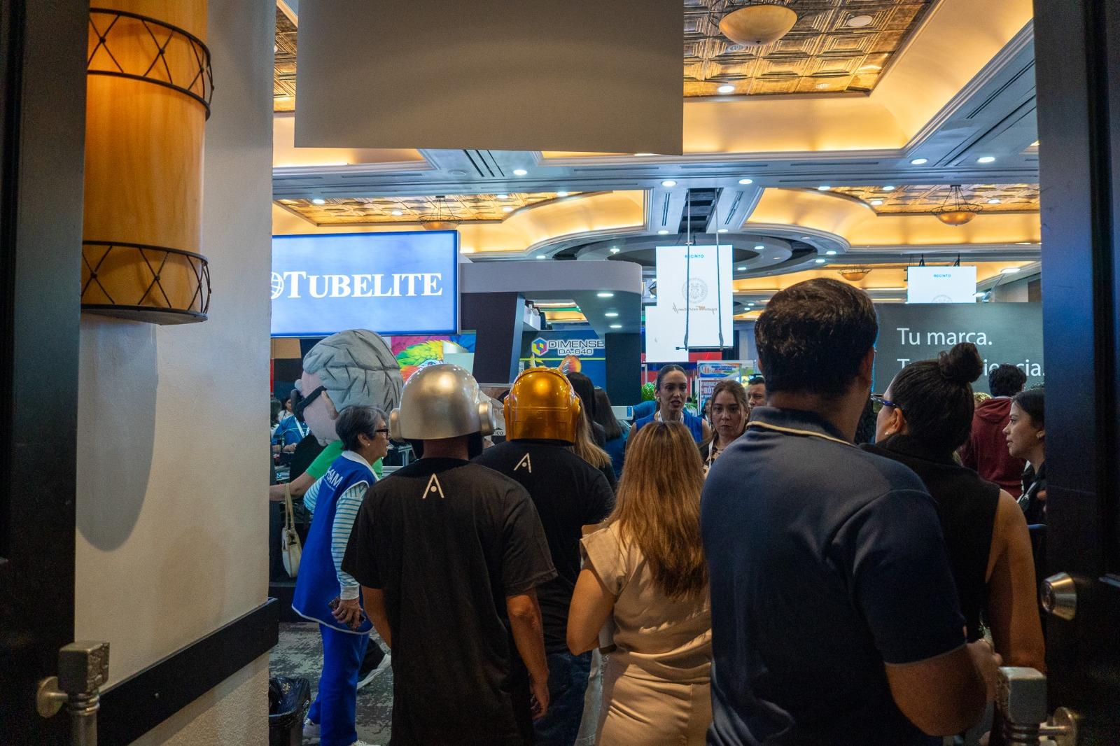 Entrada a la zona ferial con stands de tecnología publicitaria e impresión