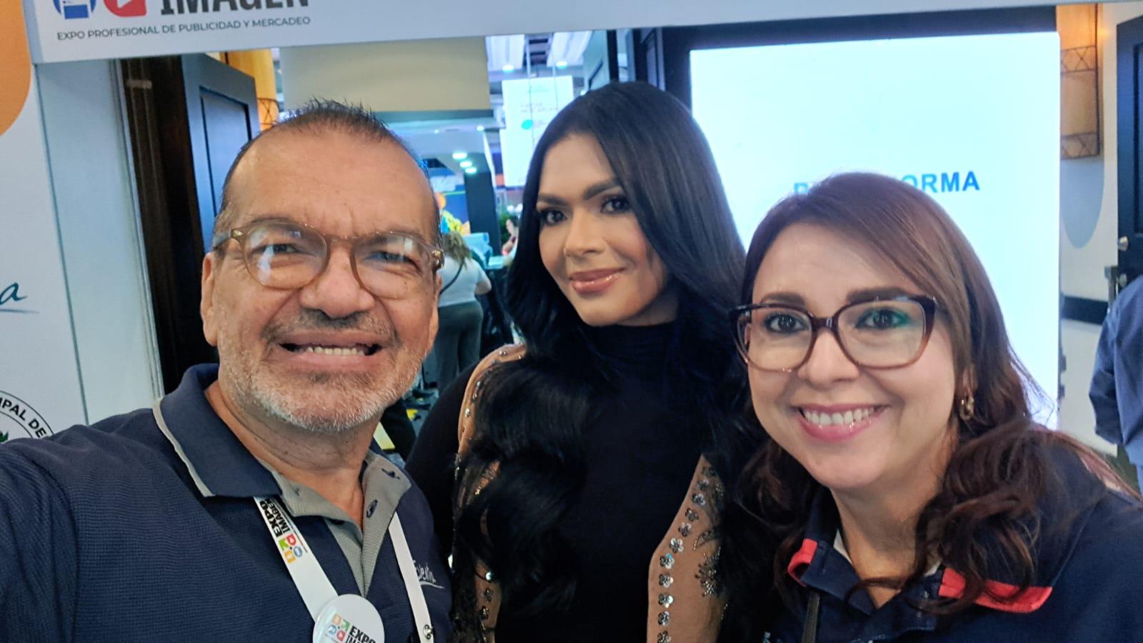 Comité organizador y personalidades en el acceso al evento