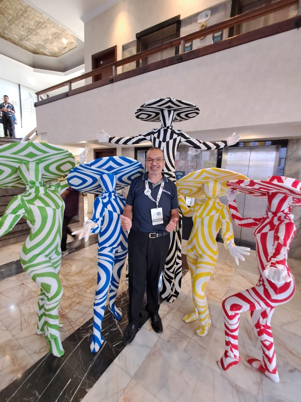 Zanqueros y artistas con vestuarios en la paleta corporativa de Expo Imagen